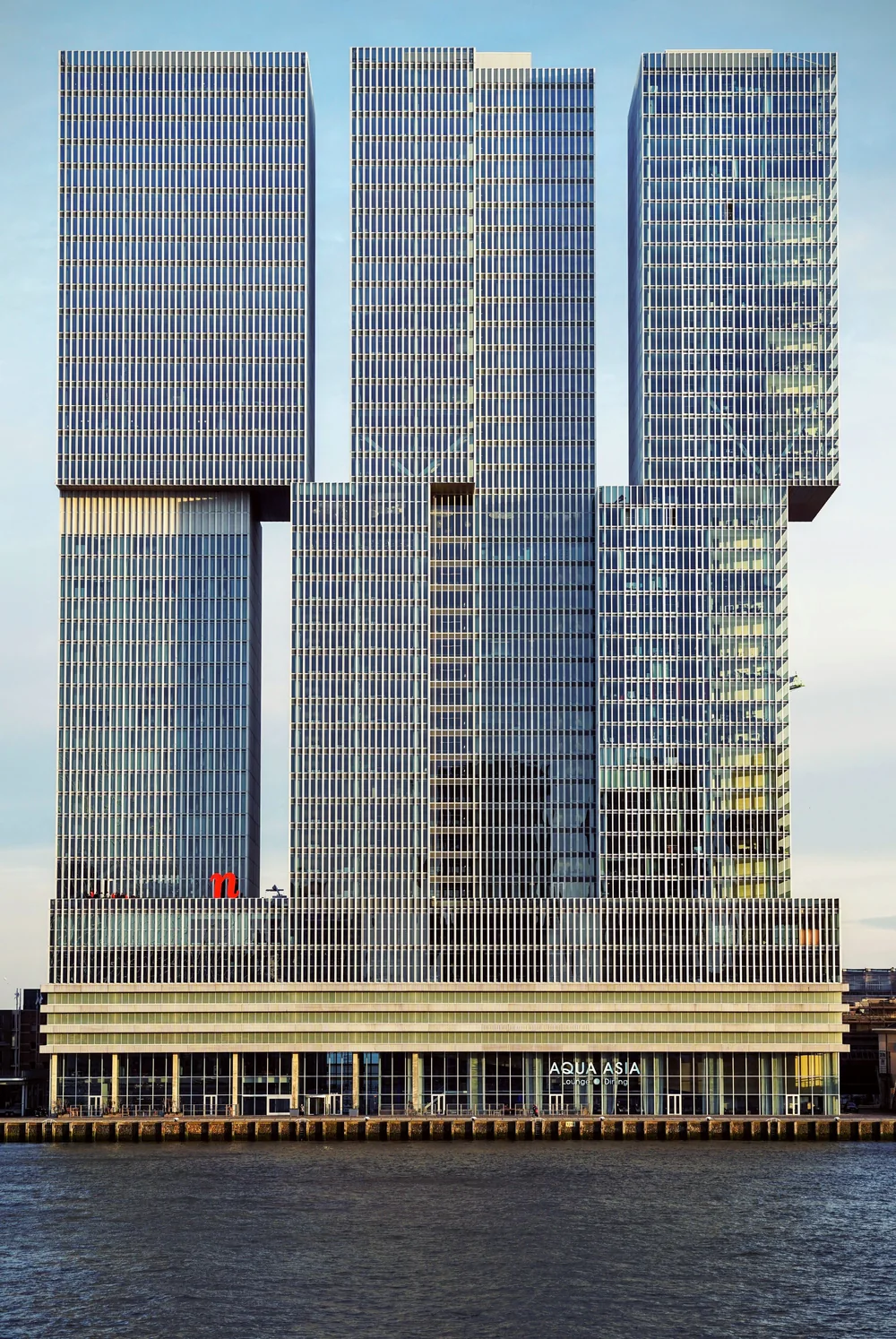 De drie torens van gebouw De Rotterdam aan het water